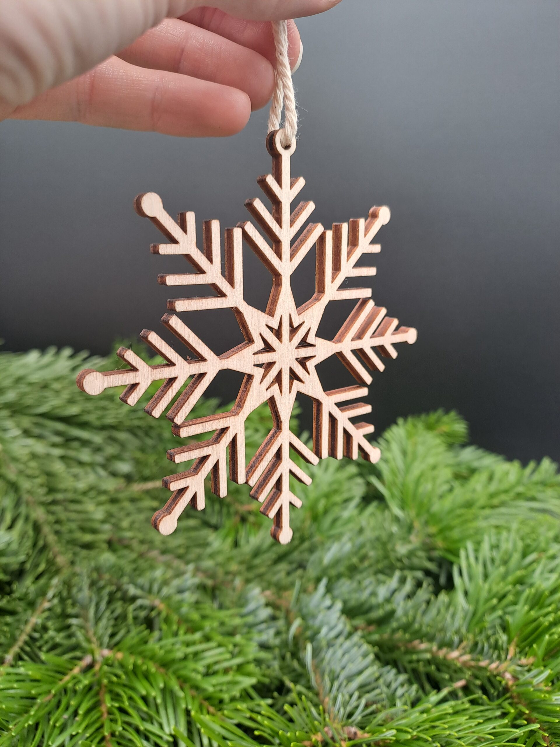 Baumschmuck - Schneeflocke aus Holz groß - Variante 1 – Bild 2