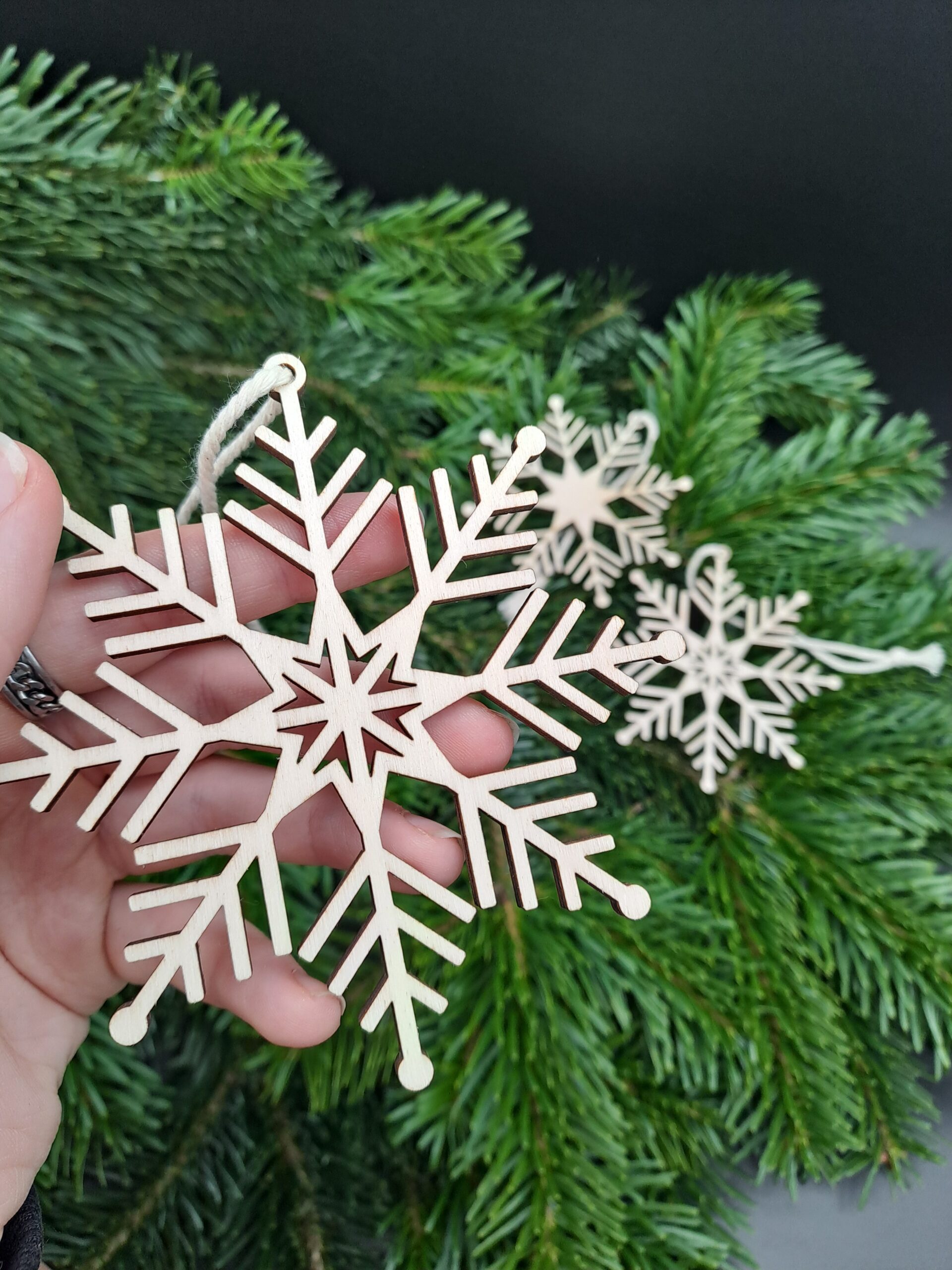 Baumschmuck - Schneeflocke aus Holz groß - Variante 1 – Bild 3