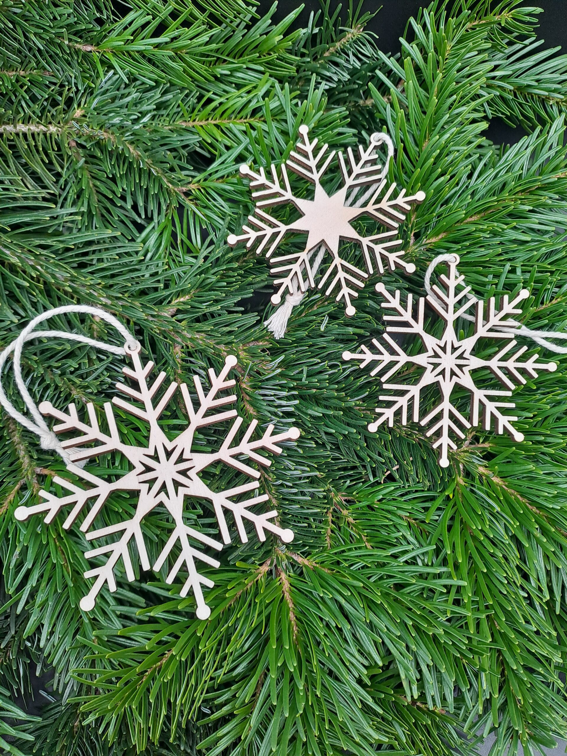 Baumschmuck - Schneeflocke aus Holz groß - Variante 1 – Bild 4