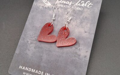 Acryl Ohrringe – rotes Herz, Glitzer