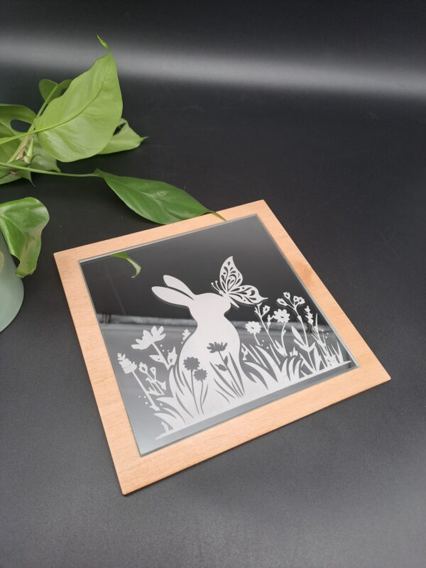Spiegel mit weißer Motiv-Gravur auf Holzrahmen - Hase / Kaninchen mit Schmetterling in Blumenwiese - zum Aufhängen – Bild 2