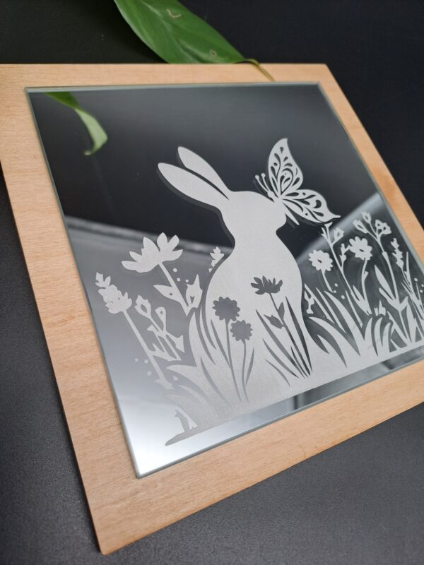 Spiegel mit weißer Motiv-Gravur auf Holzrahmen - Hase / Kaninchen mit Schmetterling in Blumenwiese - zum Aufhängen – Bild 3