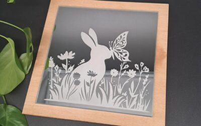 Spiegel mit weißer Motiv-Gravur auf Holzrahmen – Hase / Kaninchen mit Schmetterling in Blumenwiese – zum Aufhängen