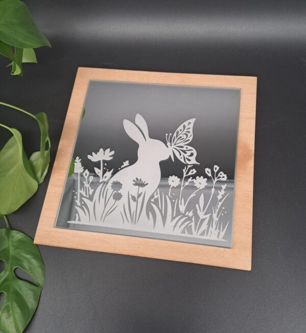 Spiegel mit weißer Motiv-Gravur auf Holzrahmen - Hase / Kaninchen mit Schmetterling in Blumenwiese - zum Aufhängen