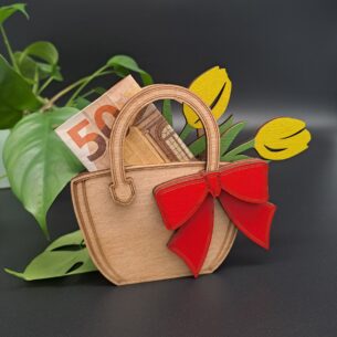 Mehrlagige Holz-Tasche aus Pappel mit gelben Tulpen und einer großen roten Schleife. In der Tasche steckt ein 50-Euro-Schein. Im Hintergrund ist eine grüne Pflanze zu sehen.