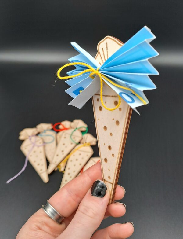 Geldgeschenk - Schultüte aus Holz – Bild 2
