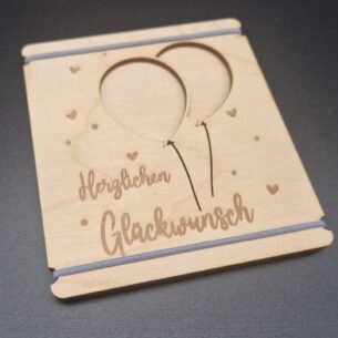 Holzkarte „Herzlichen Glückwunsch“ – Geldgeschenk mit Luftballon-Ausschnitt & Herzgravur