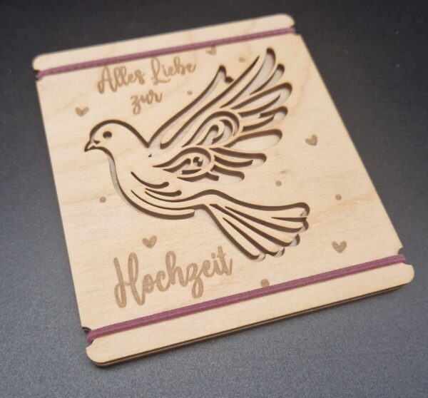 Geldgeschenk zur Hochzeit – Holzkarte mit Taubenmotiv & Gravur