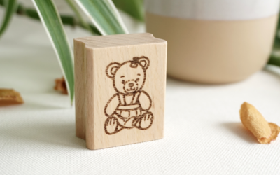 Holzstempel Bären-Mädchen im Kleid