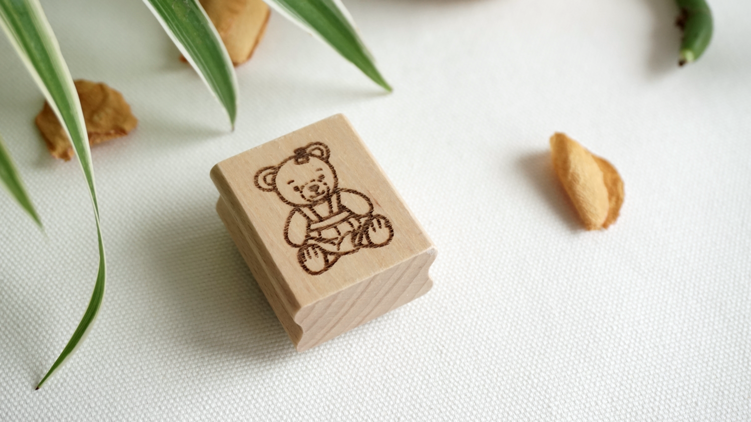 Holzstempel Bären-Mädchen im Kleid – Bild 2