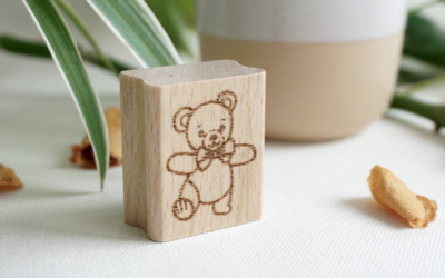 Holzstempel Tanzendes Bärchen mit Schleife